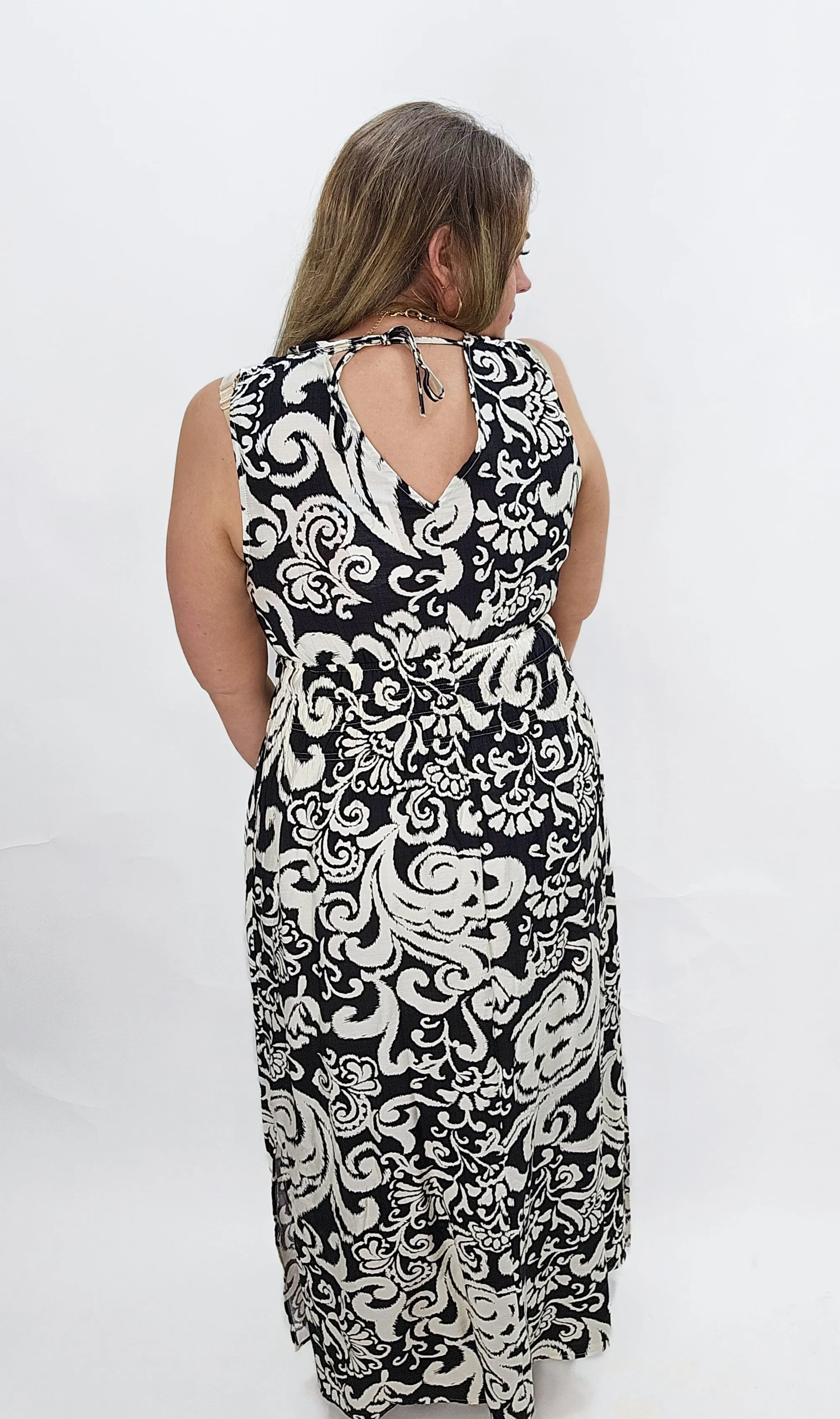 BLACK/CREAM SLEEVELESS ELASTIC WAIST SCROLL DRESS