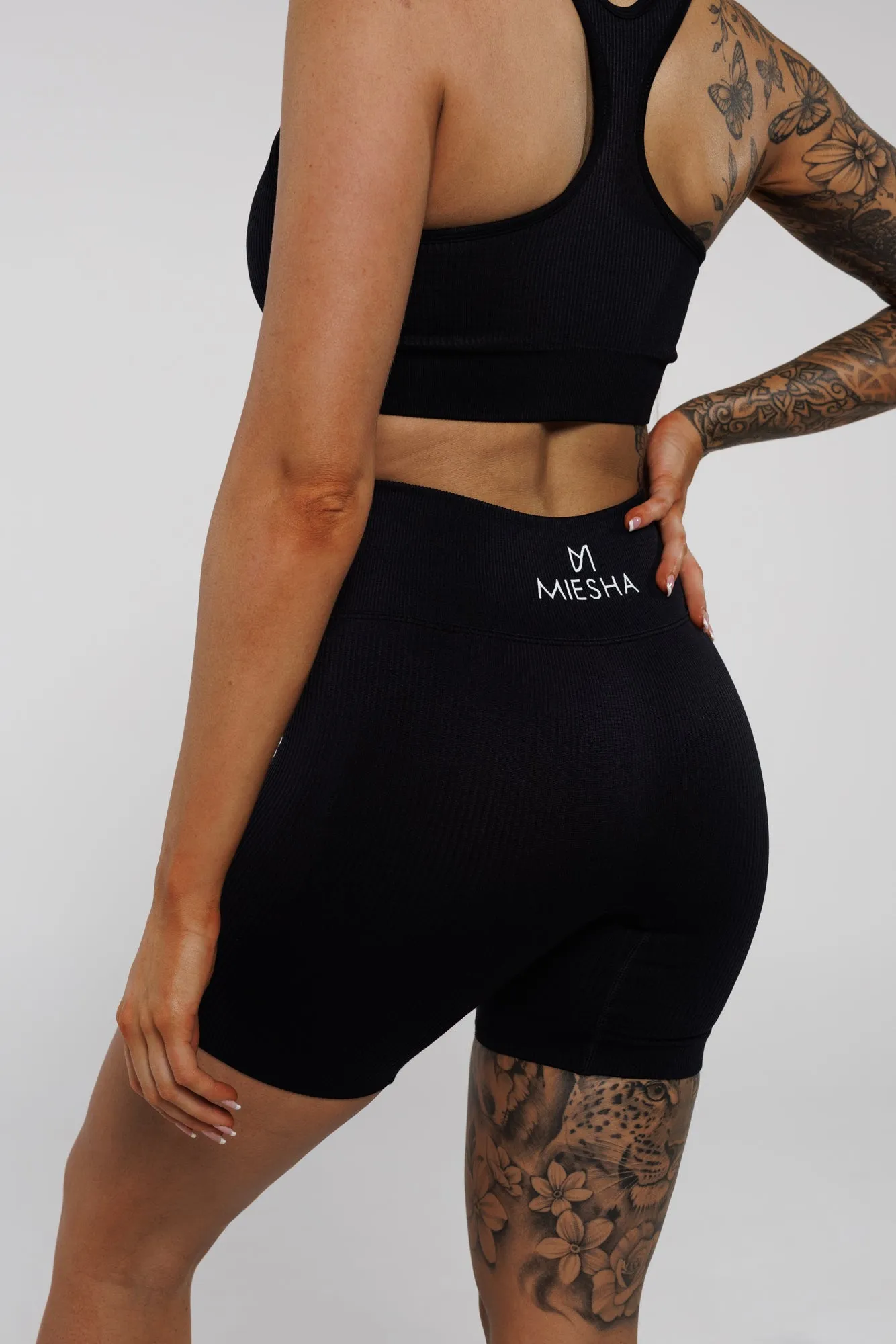 Esse | Mid-Length Shorts