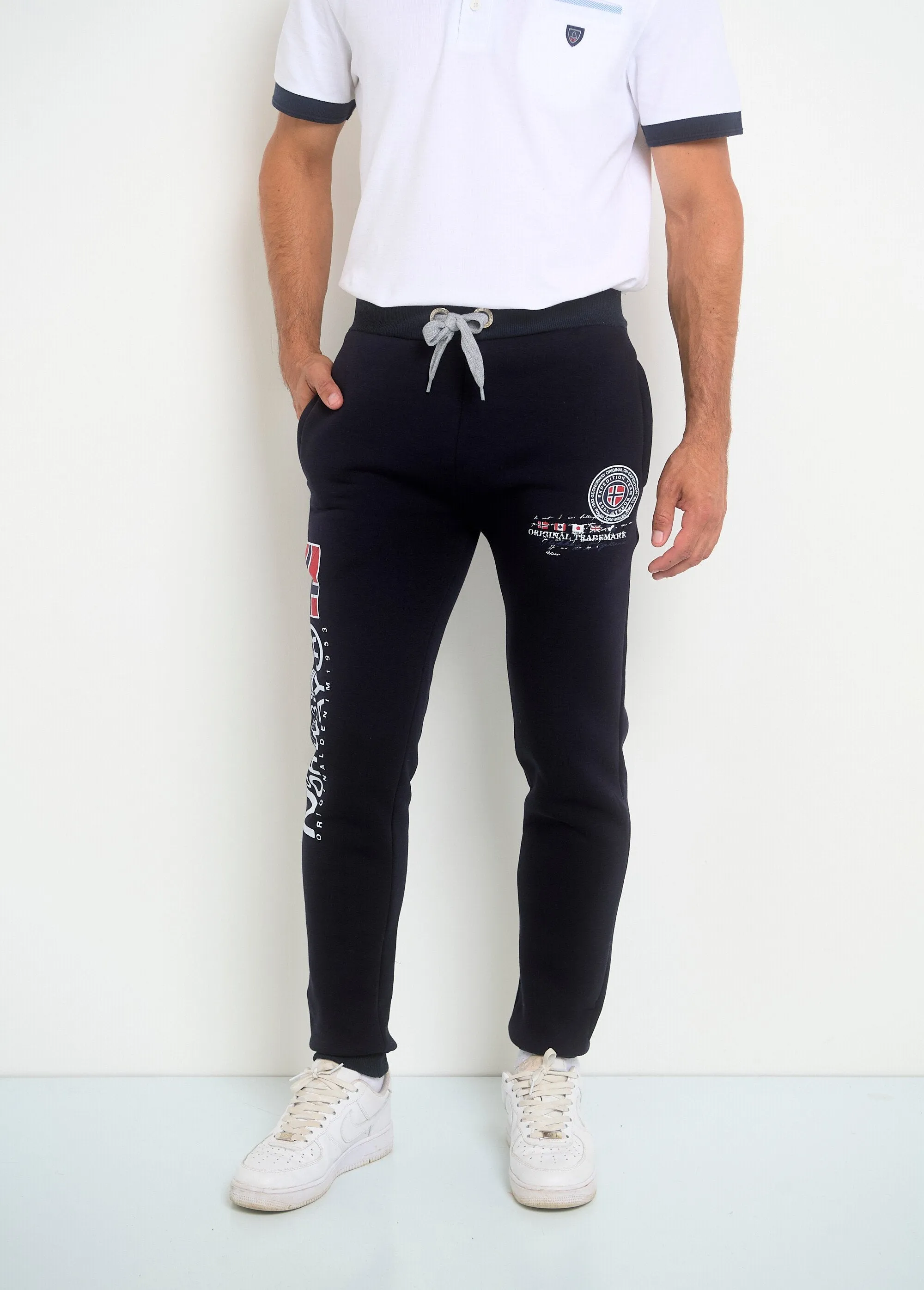 Jogging pants with tight legs and bottoms