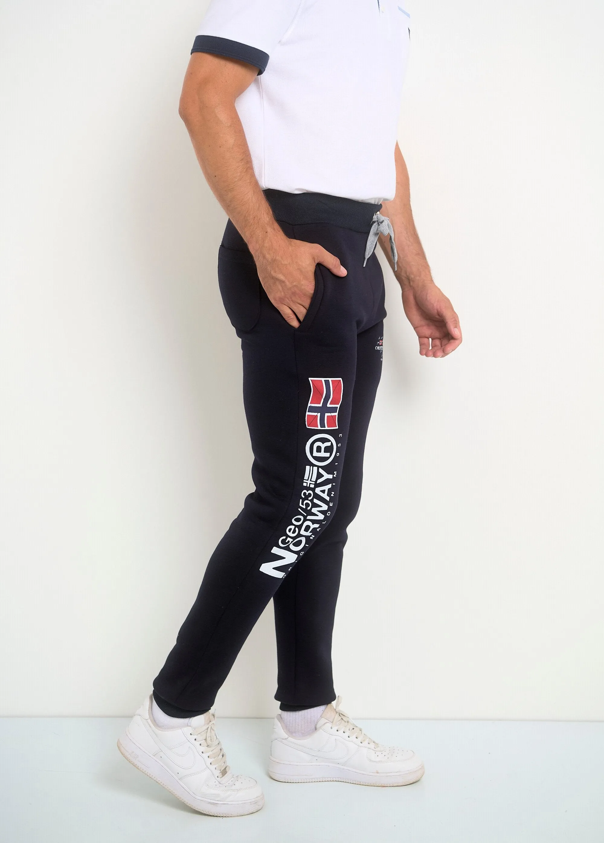 Jogging pants with tight legs and bottoms