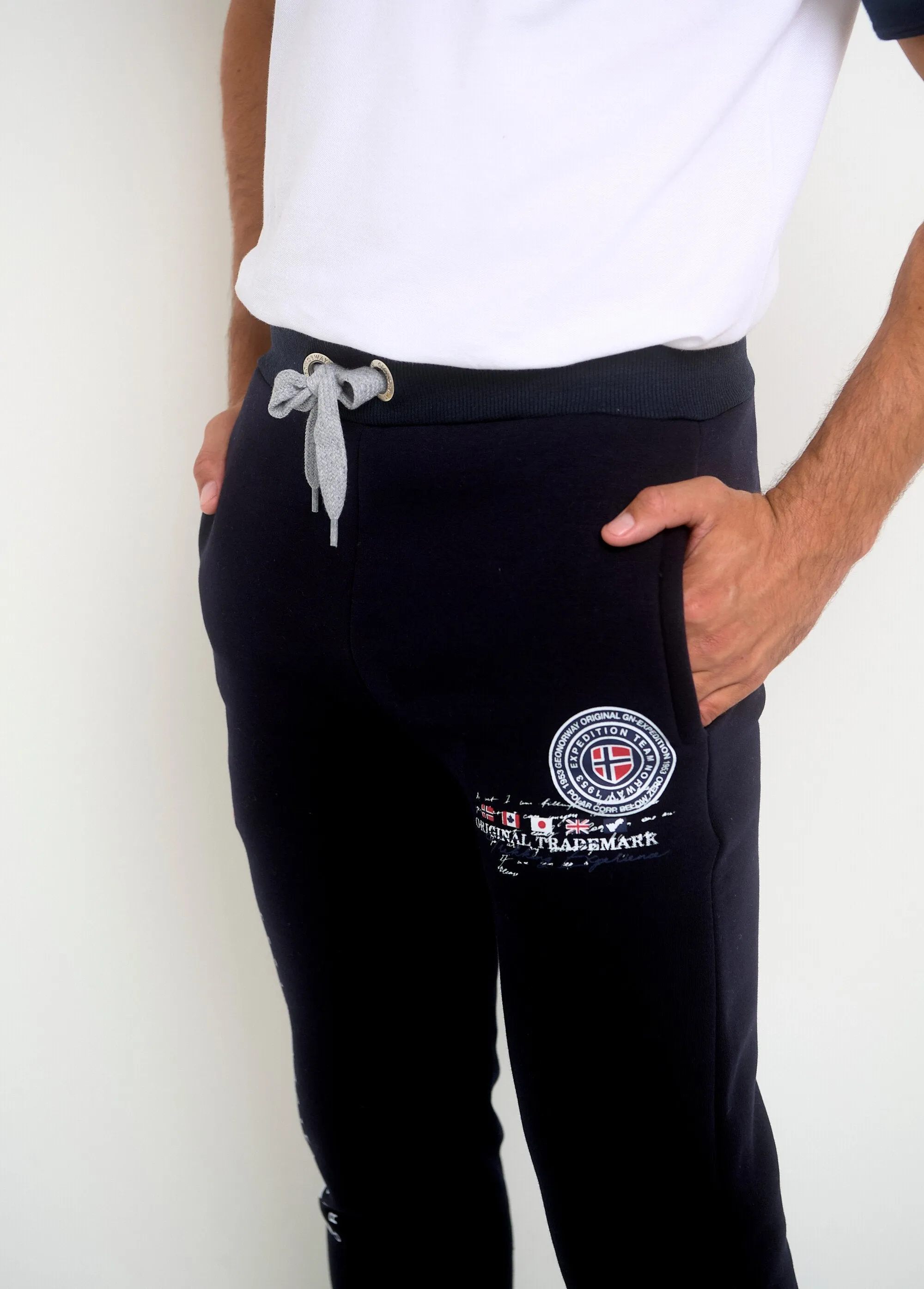 Jogging pants with tight legs and bottoms