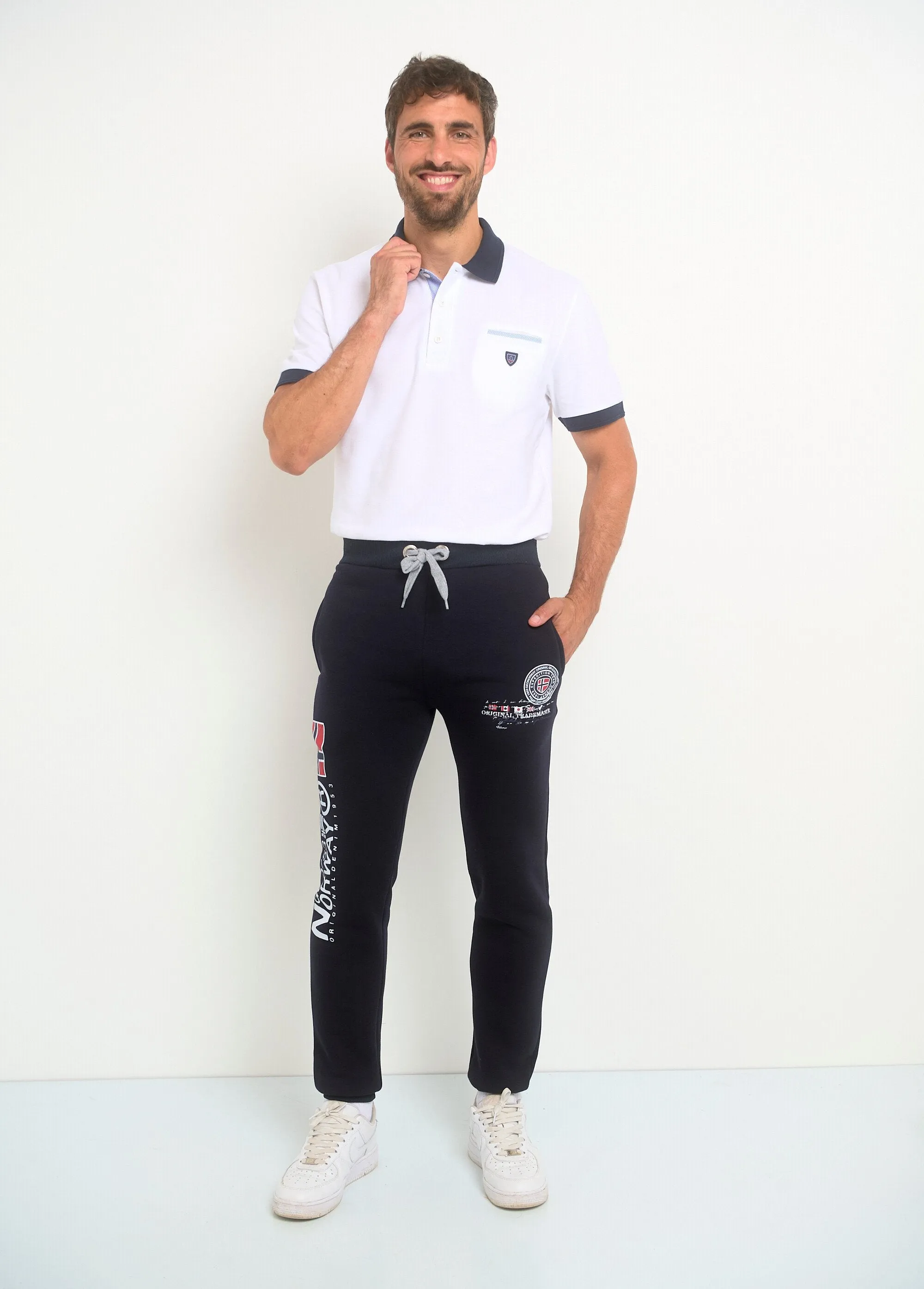 Jogging pants with tight legs and bottoms