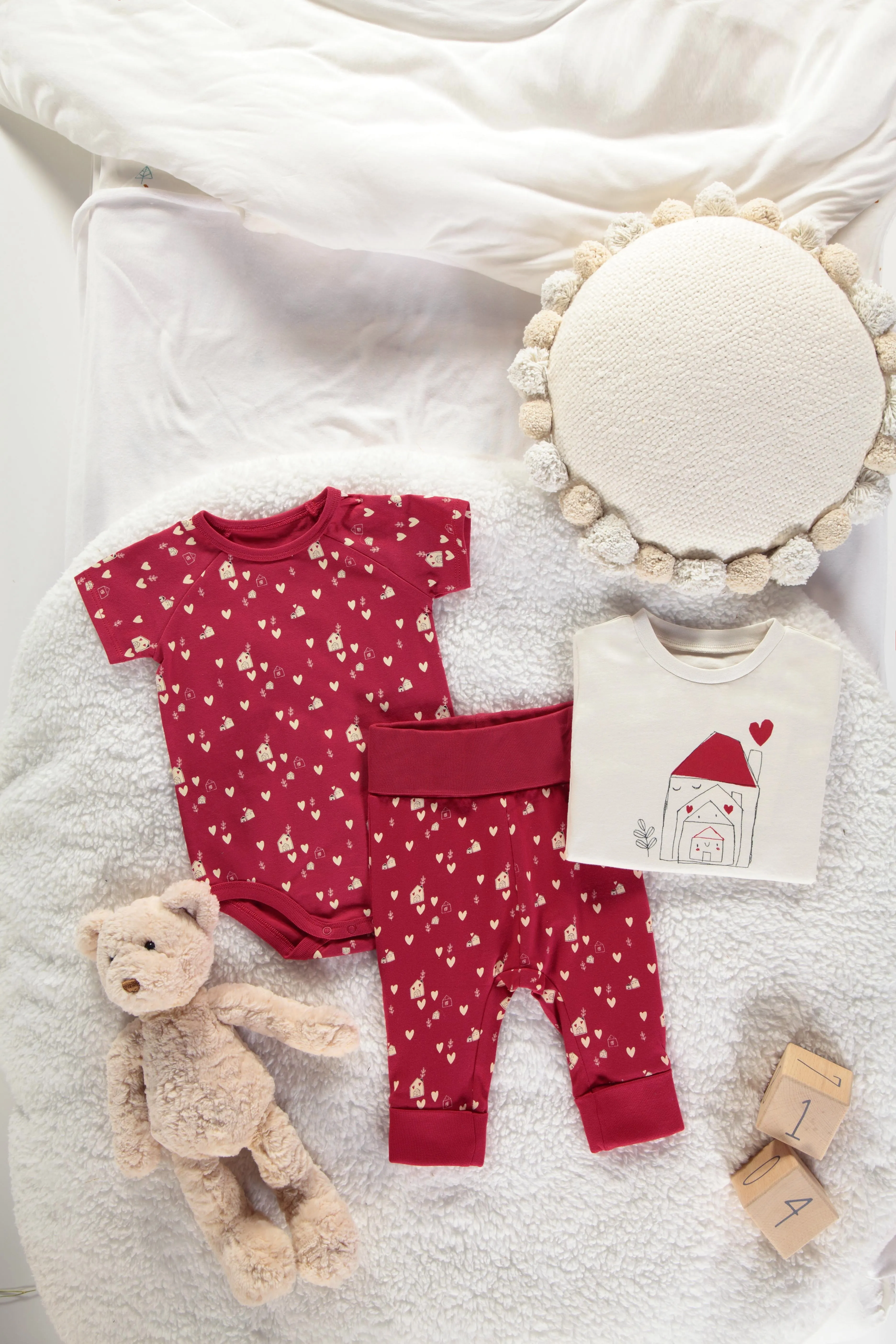 Pantalon évolutif rouge à motif de petits cœurs crème en jersey, bébé || Red evolutive pants with little cream hearts print in jersey, baby