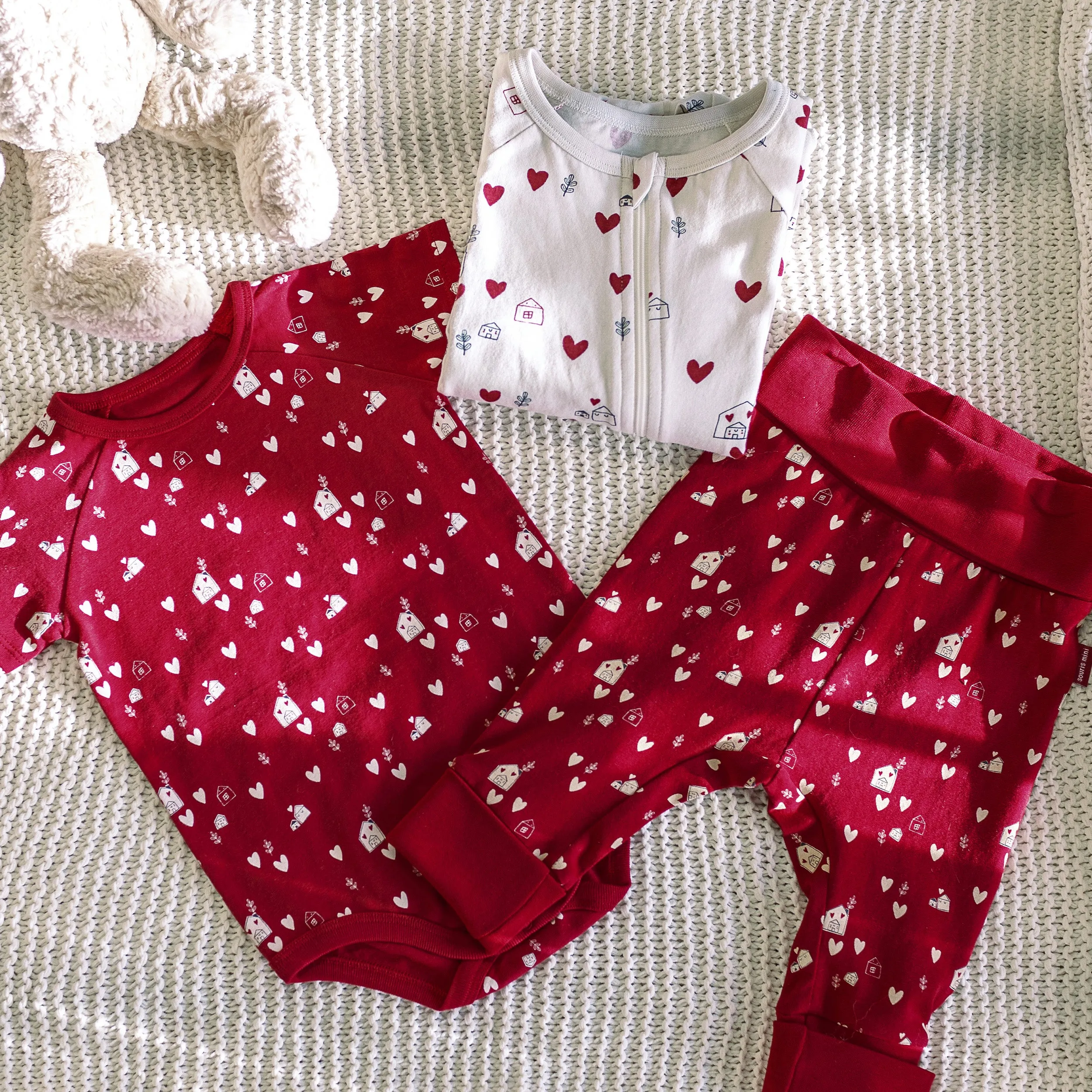 Pantalon évolutif rouge à motif de petits cœurs crème en jersey, bébé || Red evolutive pants with little cream hearts print in jersey, baby