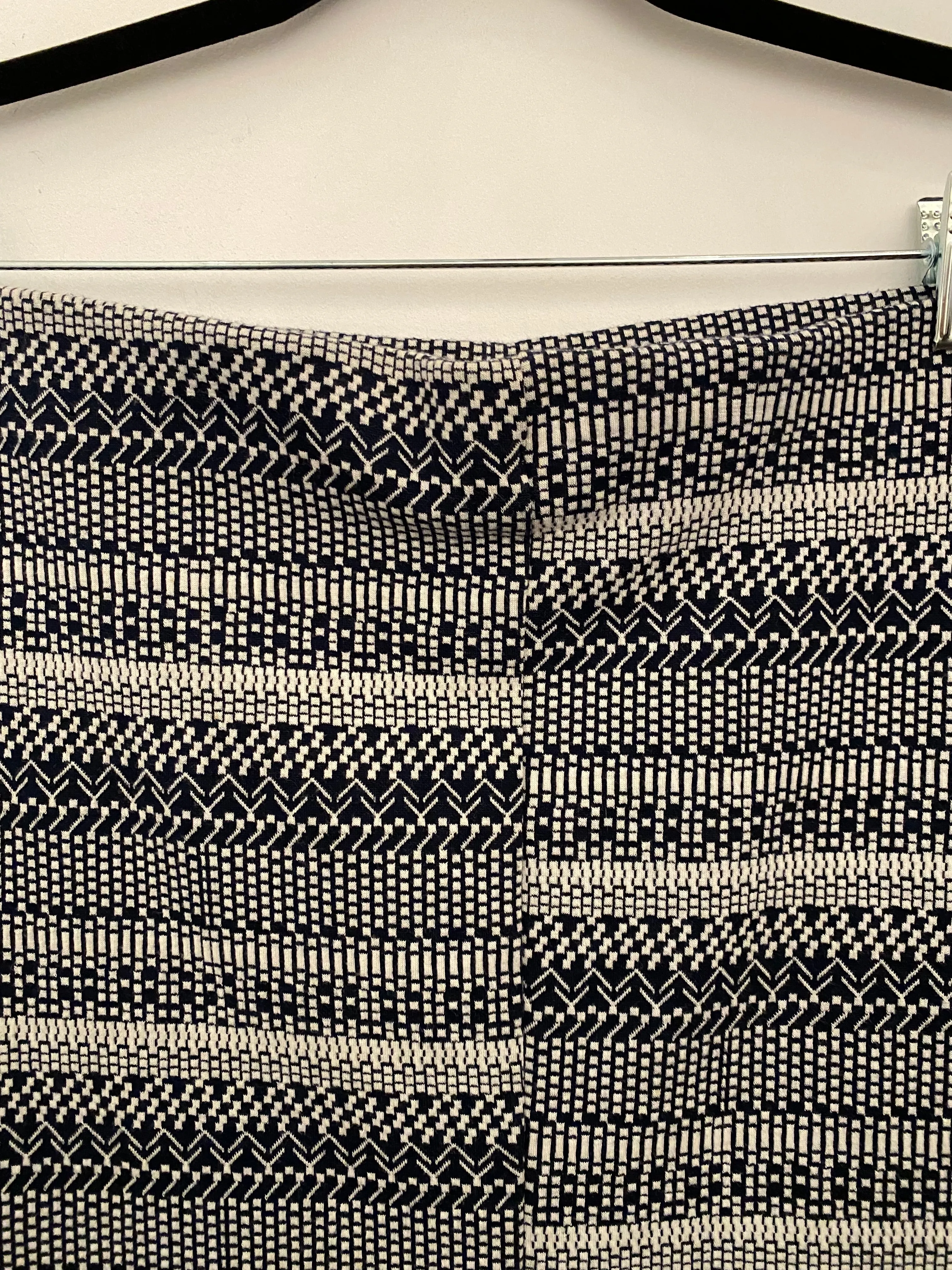 THRIFT- STRETCH SKIRT - SIZE LARGE